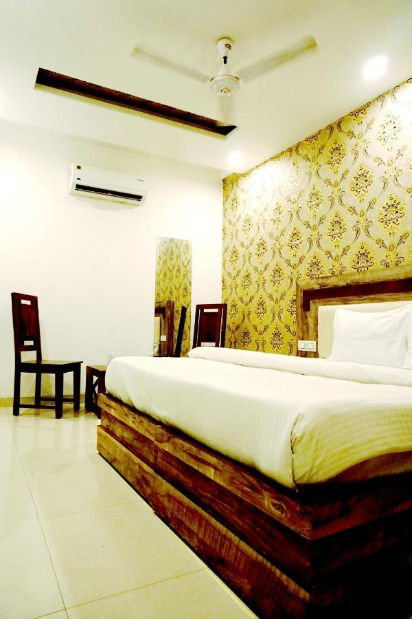 Hotel Almond Zirakpur Exterior photo